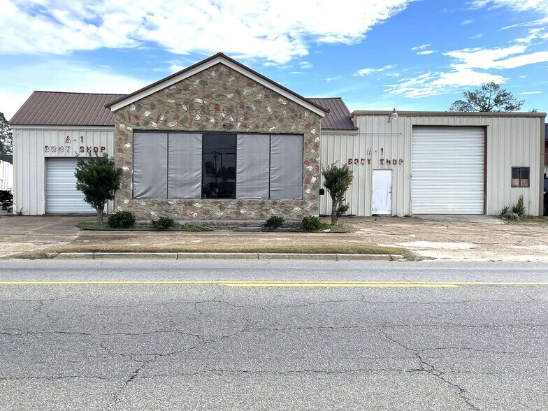 More Photos Of 211 S Hutchinson Ave, Adel Auto Repair For Sale