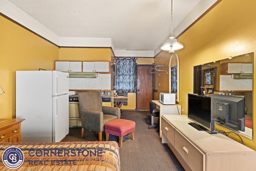More Photos Of 628 E Richards St, Douglas Hotel For Sale