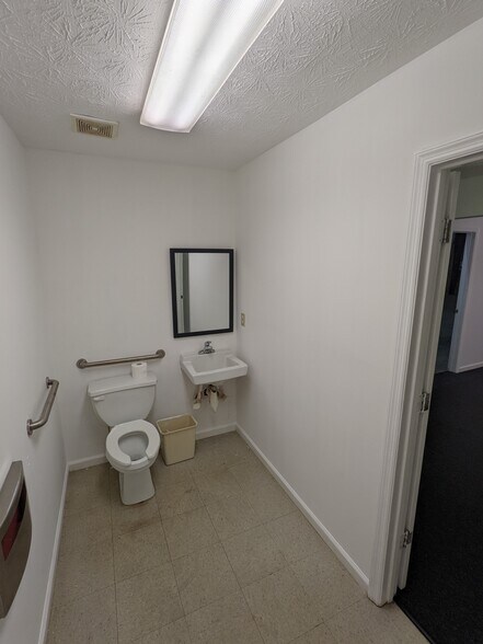 More Photos Of 389 Farmer Ct, Lawrenceville Light Distribution For Lease
