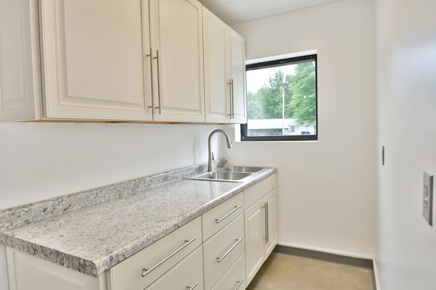 More Photos Of 3019 Parkman Rd NW, Warren Flex For Sale