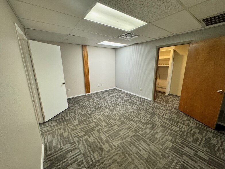 More Photos Of 2525 Wallingwood Dr, Austin Unknown For Lease