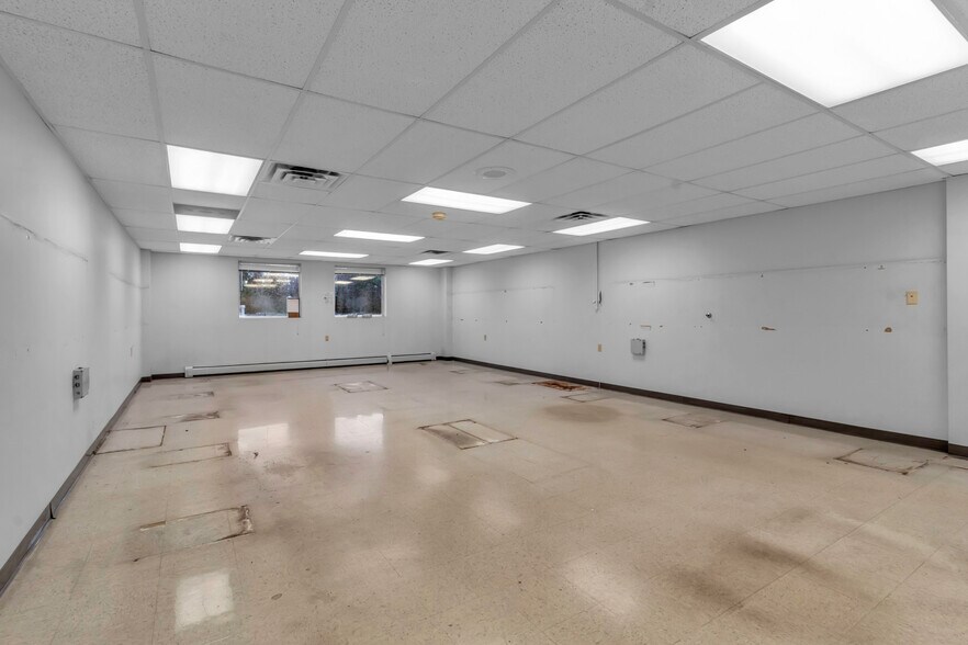 More Photos Of 7290 Nash Rd, North Tonawanda Showroom For Sale