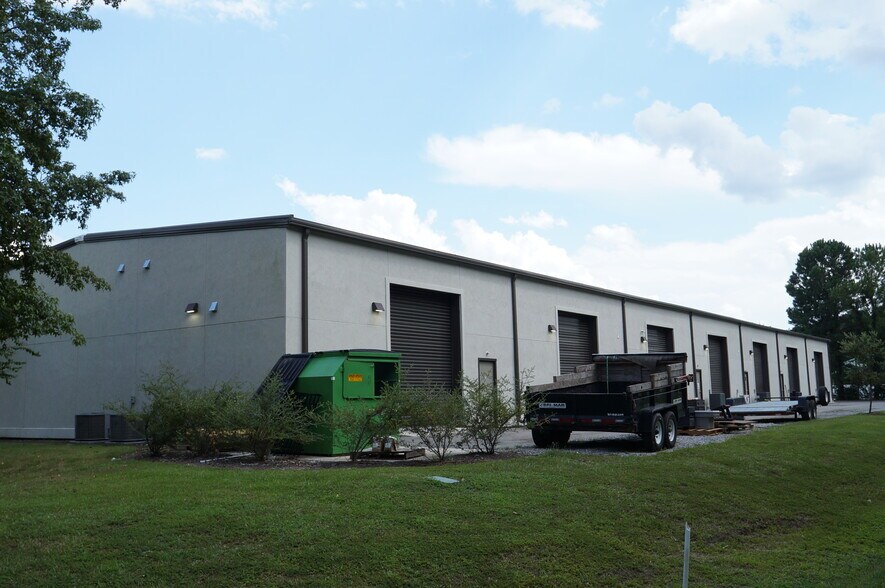 More Photos Of 61 Schinger Ave, Ridgeland Showroom For Lease