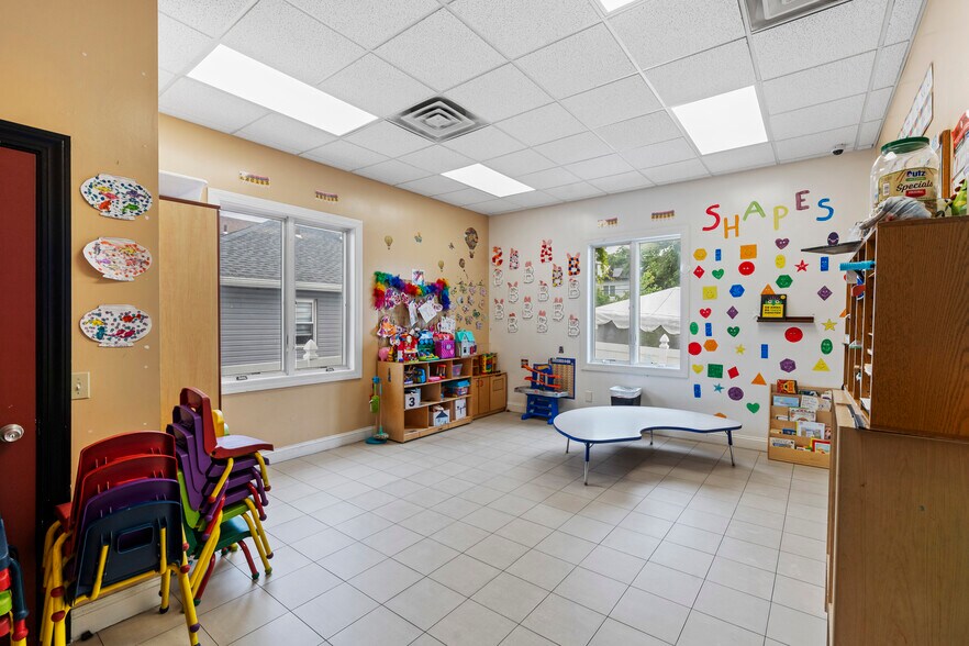 More Photos Of 2707 Hylan Blvd, Staten Island Office For Lease