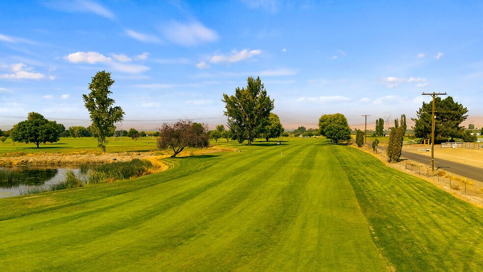 More Photos Of 31 Ray Rd, Sunnyside Sports And Entertainment For Sale