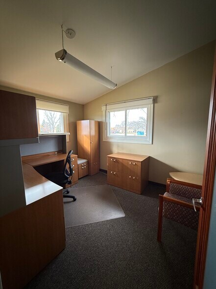 More Photos Of 870 Summit Ave, Oconomowoc Office For Sale