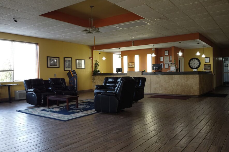 More Photos Of 1001 E 6th St, Junction City Hotel For Sale