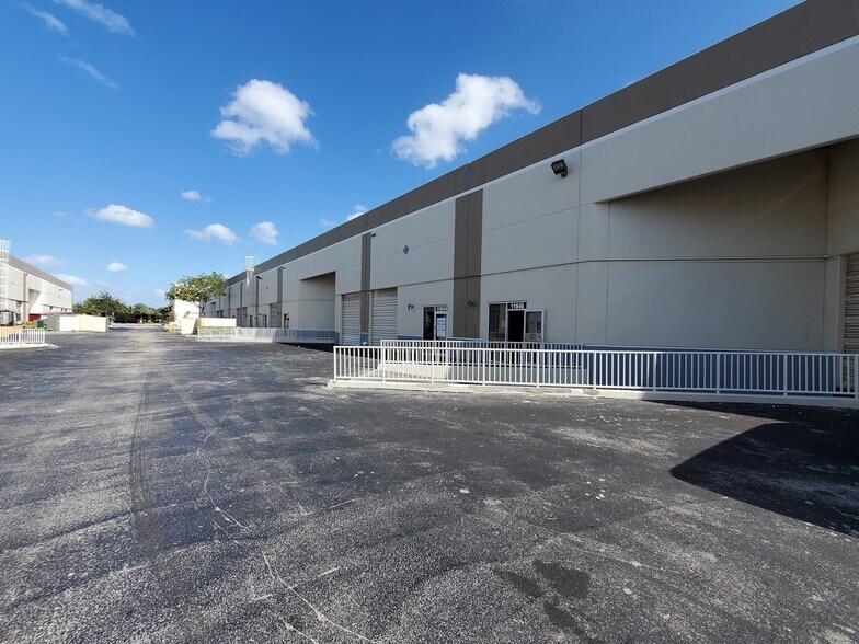 More Photos Of 11822-12094 Miramar Pky, Miramar Warehouse For Lease