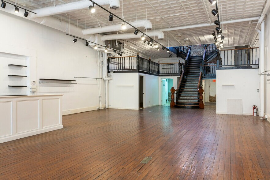 More Photos Of 318 W Broughton St, Savannah Storefront Retail Residential For Lease
