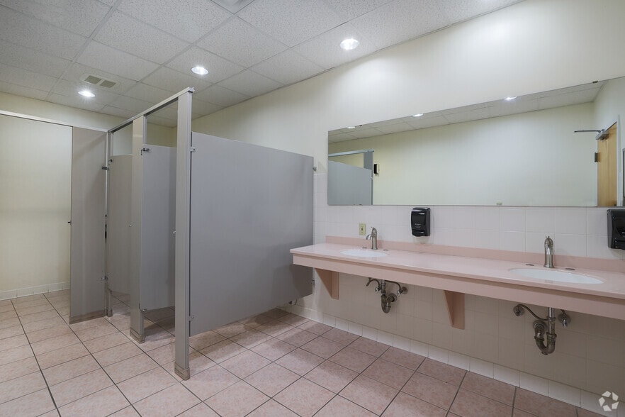 More Photos Of 458 Boston St, Topsfield Unknown For Lease