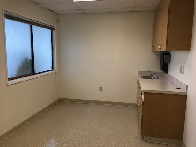 More Photos Of 17175 SW Tualatin Valley Hwy, Beaverton Medical For Lease