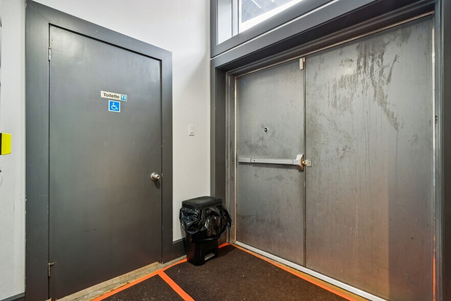 More Photos Of 2127 Rue Bélanger, Montréal Storefront Retail Residential For Sale