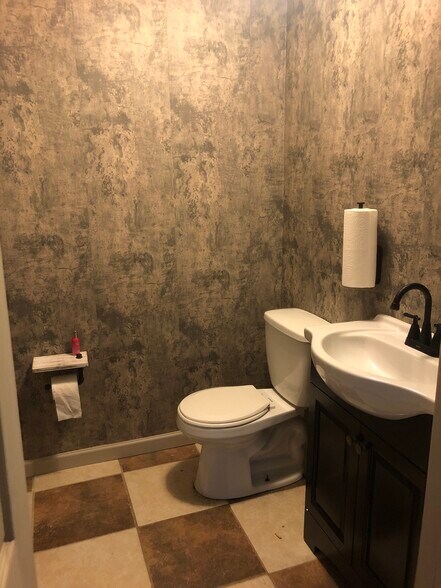 More Photos Of 3 Mize Rd, Toccoa Showroom For Lease