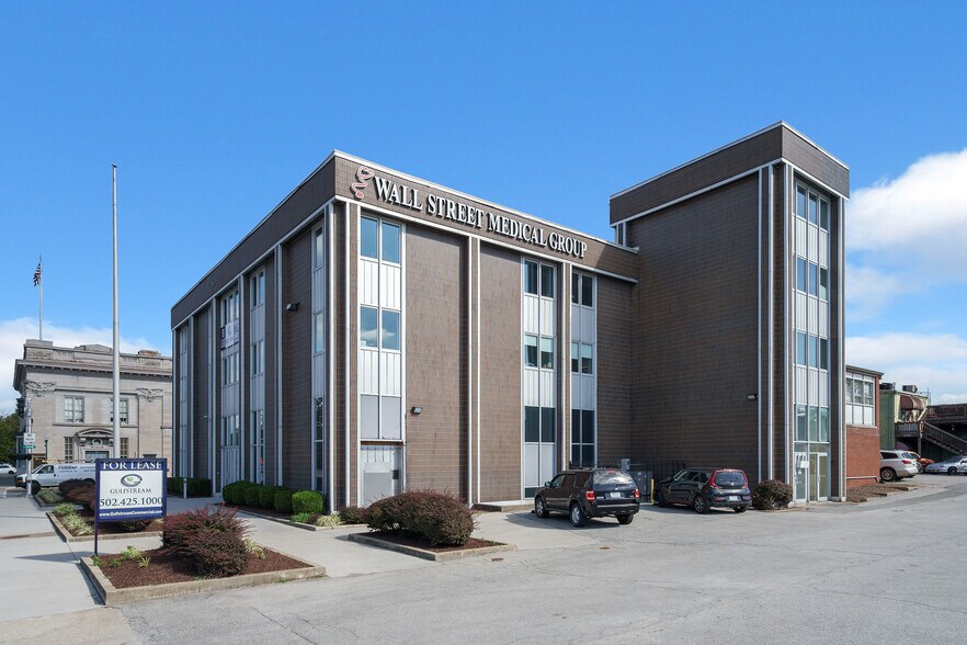 More Photos Of 443 Spring St, Jeffersonville Office For Lease