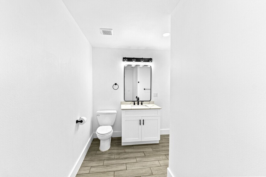 More Photos Of 13747 US Highway 87 S, Adkins Flex For Lease