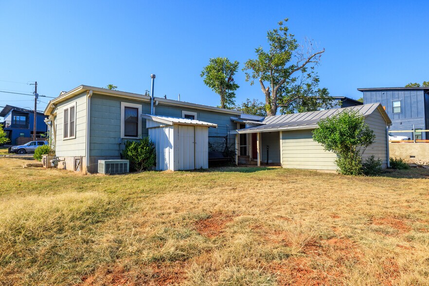 More Photos Of 616 W Live Oak St, Fredericksburg General Retail For Sale