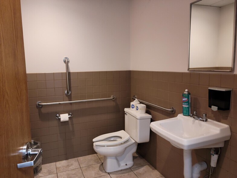 More Photos Of 5618-5624 6th Ave, Kenosha Office For Lease