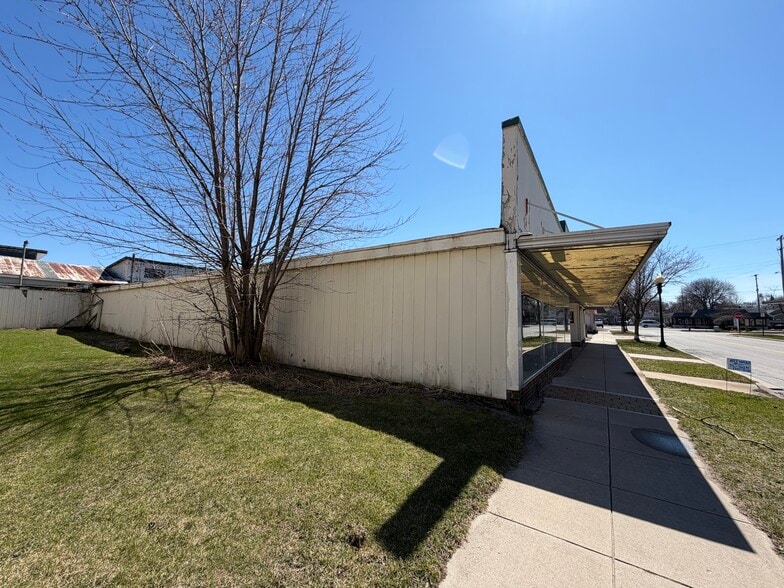 More Photos Of 87 Division St, Manistee Freestanding For Sale