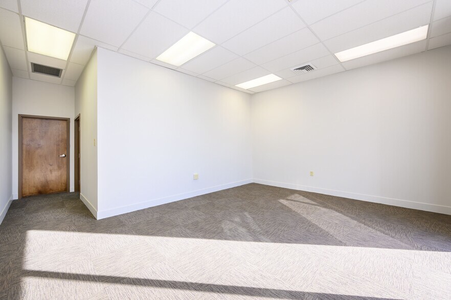 More Photos Of 1945 Southtown Blvd, Dayton Light Distribution For Lease