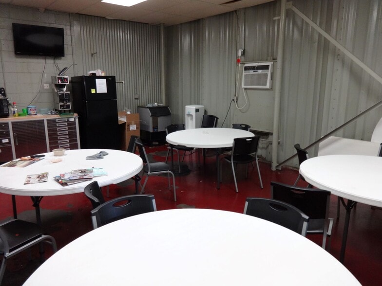 More Photos Of 1023 N Victor Ave, Tulsa Manufacturing For Lease
