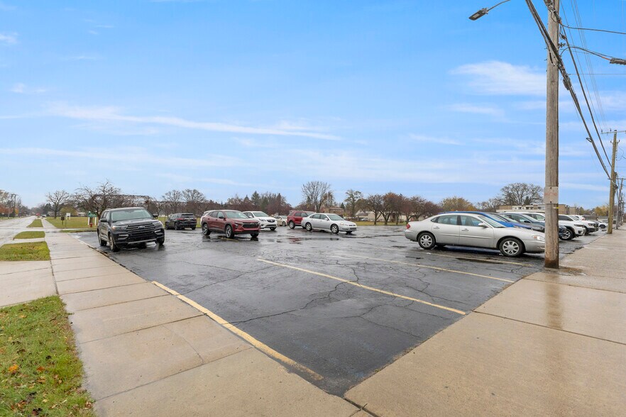 More Photos Of 30948-30960 Ford Rd, Garden City Storefront For Lease