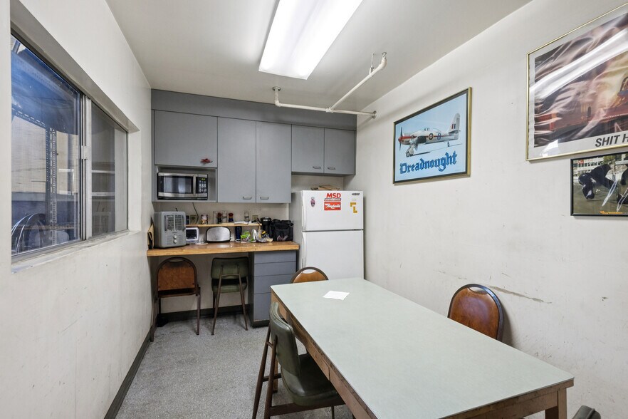 More Photos Of 25 Market St, San Rafael Service For Sale