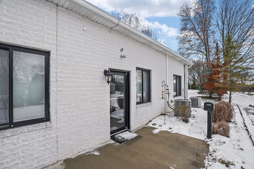 More Photos Of 908 E Waterloo Rd, Akron Medical For Lease