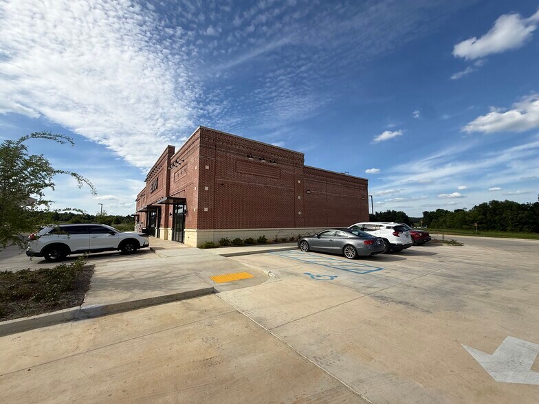 More Photos Of 415 Griffin St, Brandon Service Station For Lease