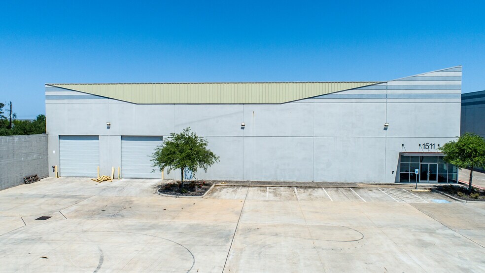 More Photos Of 1511 Industrial Dr, Missouri City Warehouse For Lease