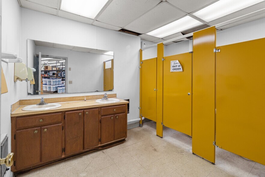 More Photos Of 704 N Central Ave, Locust Warehouse For Lease