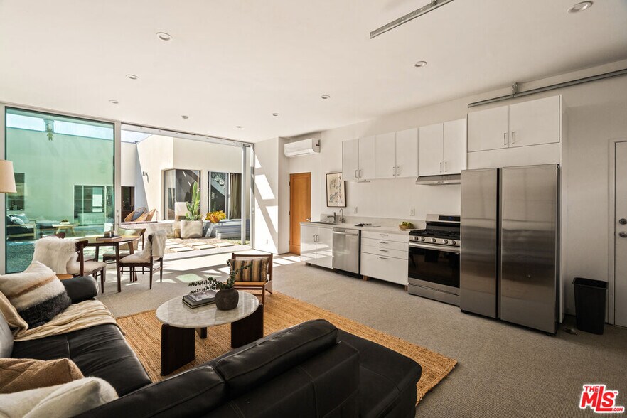 More Photos Of 1076 Palms Blvd, Venice Apartments For Sale
