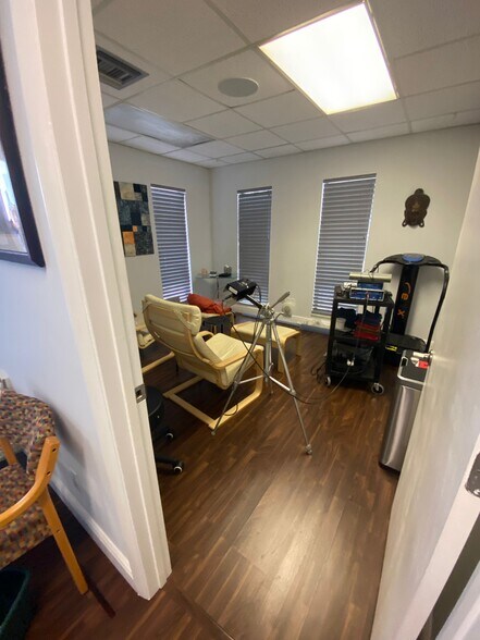 More Photos Of 21400-21414 W Dixie Hwy, Miami Medical For Lease
