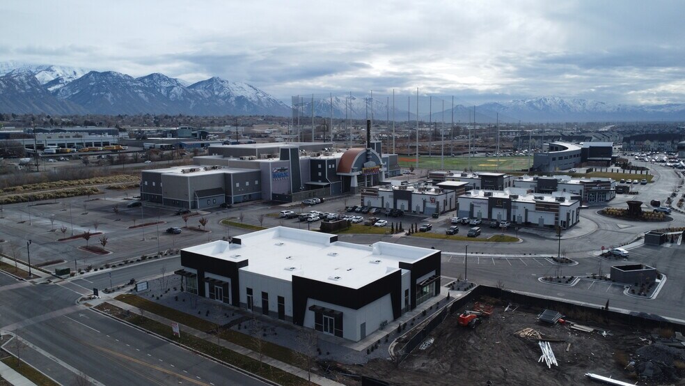 More Photos Of 634 N Mill Road, Vineyard Storefront Retail Office For Lease