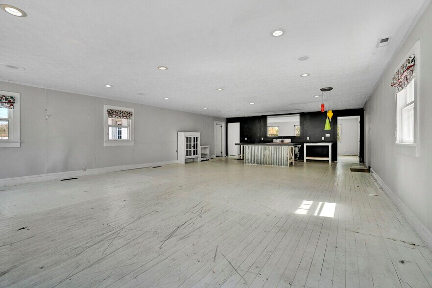 More Photos Of 12117 Highway 221, Woodruff Office For Sale