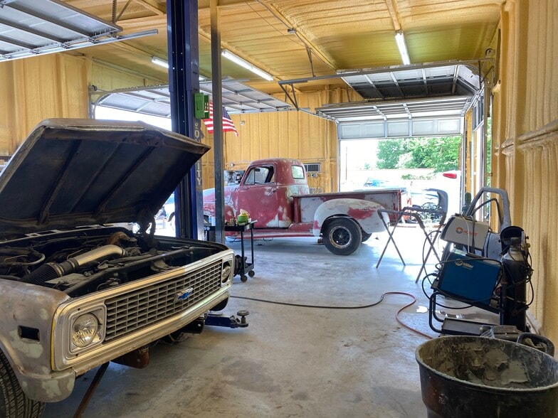 More Photos Of 3916 W Ledbetter Dr, Dallas Auto Repair For Sale