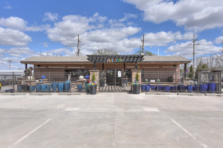 Primary Photo Of 110 W Reichmuth Rd, Valley Freestanding For Sale