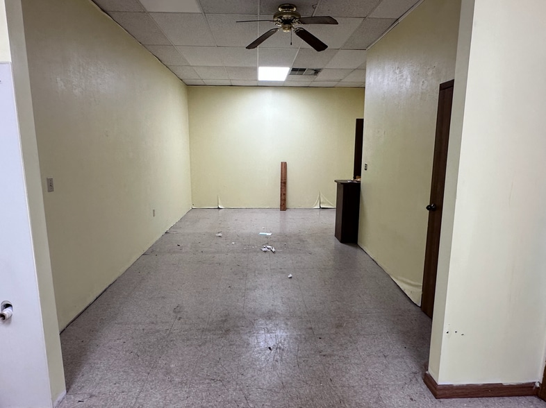 More Photos Of 1660-1728 Valley Loop Rd, Springfield Storefront Retail Office For Lease