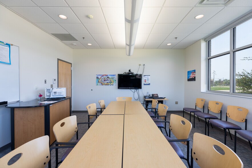 More Photos Of 945 Tower Dr, Waterloo Medical For Lease