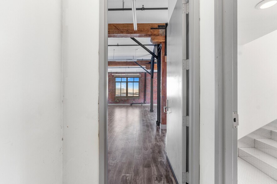 More Photos Of 2079 E 15th St, Los Angeles Flex For Lease