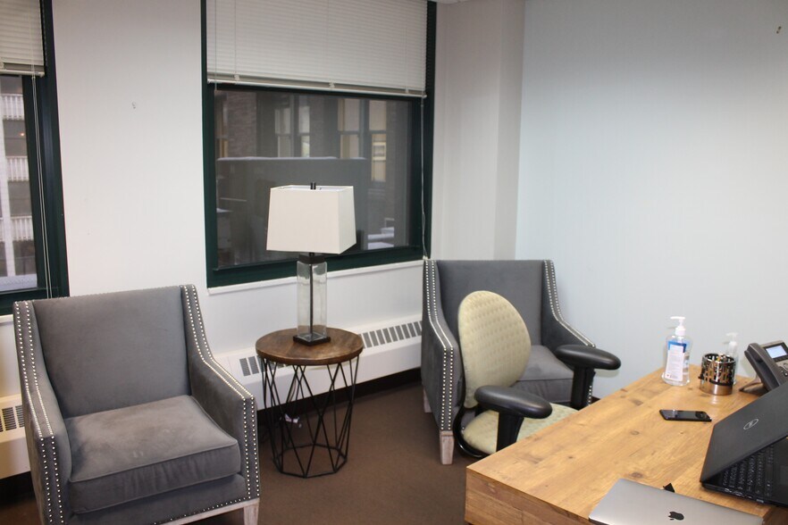 More Photos Of 111 N Wabash Ave, Chicago Office For Sale