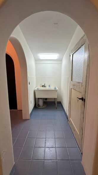 More Photos Of 111 S Dos Caminos Ave, Ventura General Retail For Lease