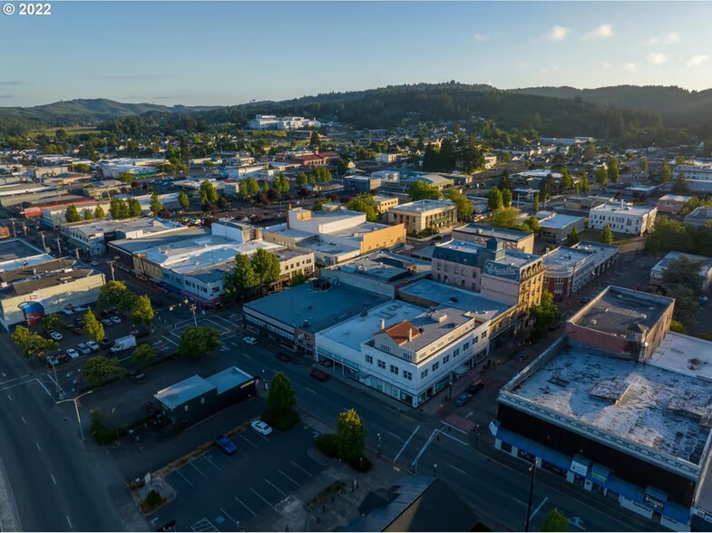 More Photos Of 181 Anderson Ave, Coos Bay Department Store For Sale