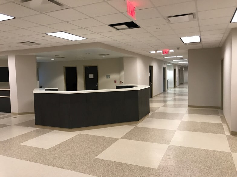 More Photos Of 17506 Red Oak Dr, Houston Hospital For Lease