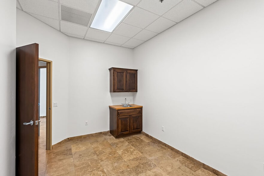 More Photos Of 7336 E Deer Valley Rd, Scottsdale Office For Sale