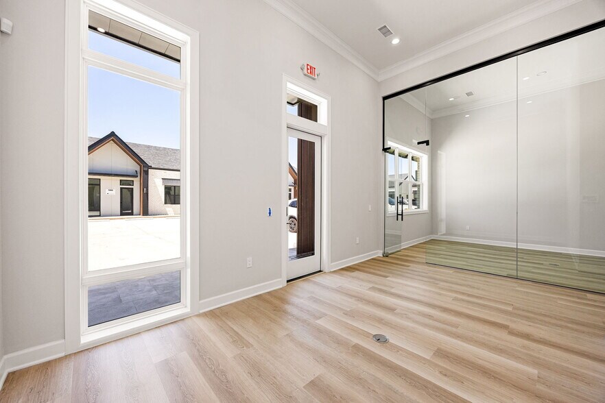 More Photos Of 1325 Main Street, Katy Medical For Sale