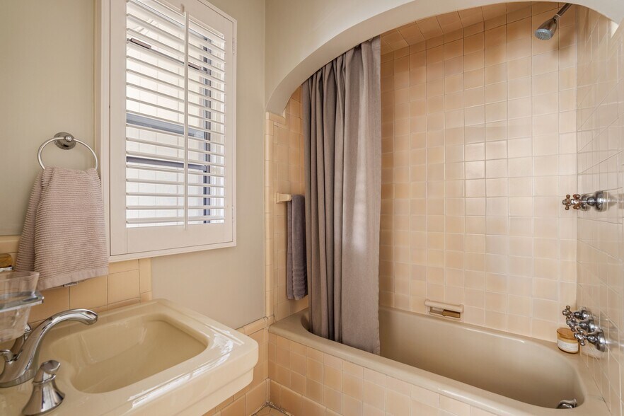 More Photos Of 367 N Orange Dr, Los Angeles Apartments For Sale