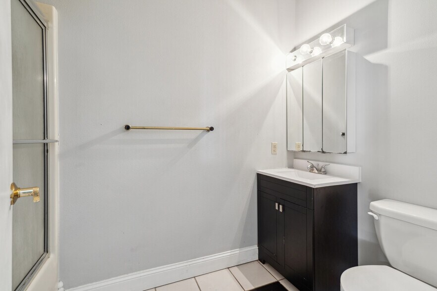 More Photos Of 626-632 Sycamore St, Waterloo Storefront Retail Office For Sale