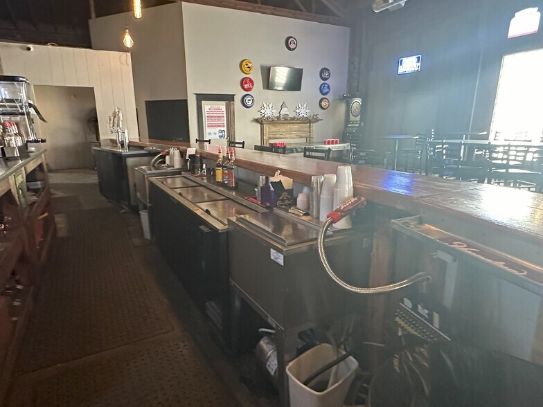 More Photos Of 418 1st St, Glasgow Bar For Sale