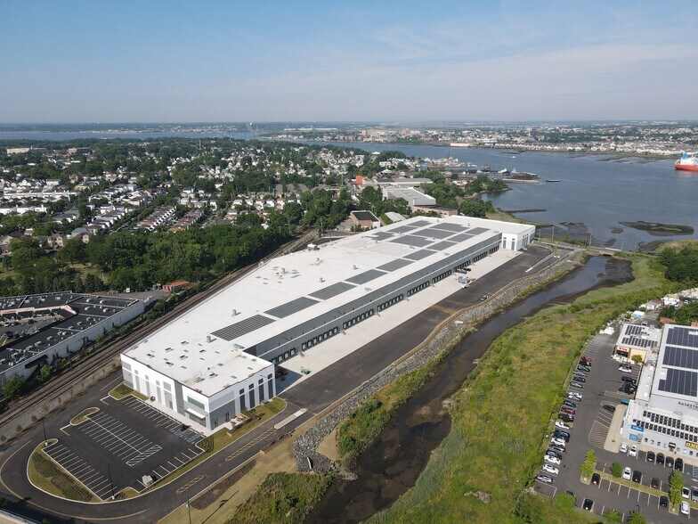 More Photos Of 1 Nassau Pl, Staten Island Warehouse For Lease