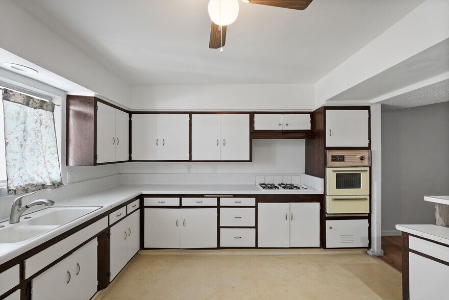 More Photos Of 19621-19623 1/2 Ventura Blvd, Tarzana Storefront Retail Residential For Sale